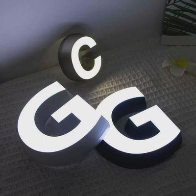 商场内铺门头不锈钢发光字应控制亮度与协调风格