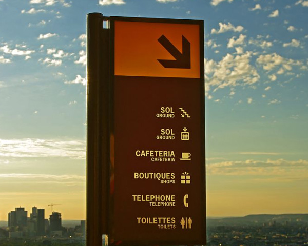 夜间导视革命：不锈钢发光字如何让企业指示牌成为流量入口？